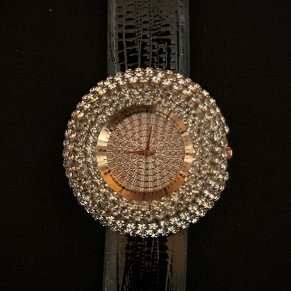 Luxury full rhinestone round dial black strap. - Picture 2 of 4
